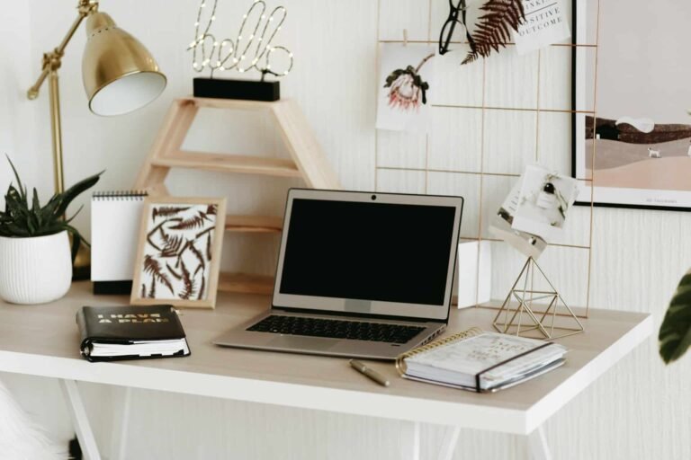 Qu&rsquo;est-ce qu&rsquo;un parquet chevron : le guide complet pour sublimer votre intérieur sans vous ruiner