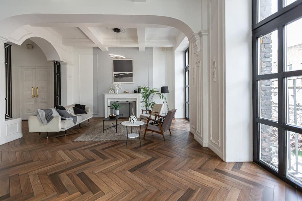 Un interieur chic et lumineux salon en parquet chevron