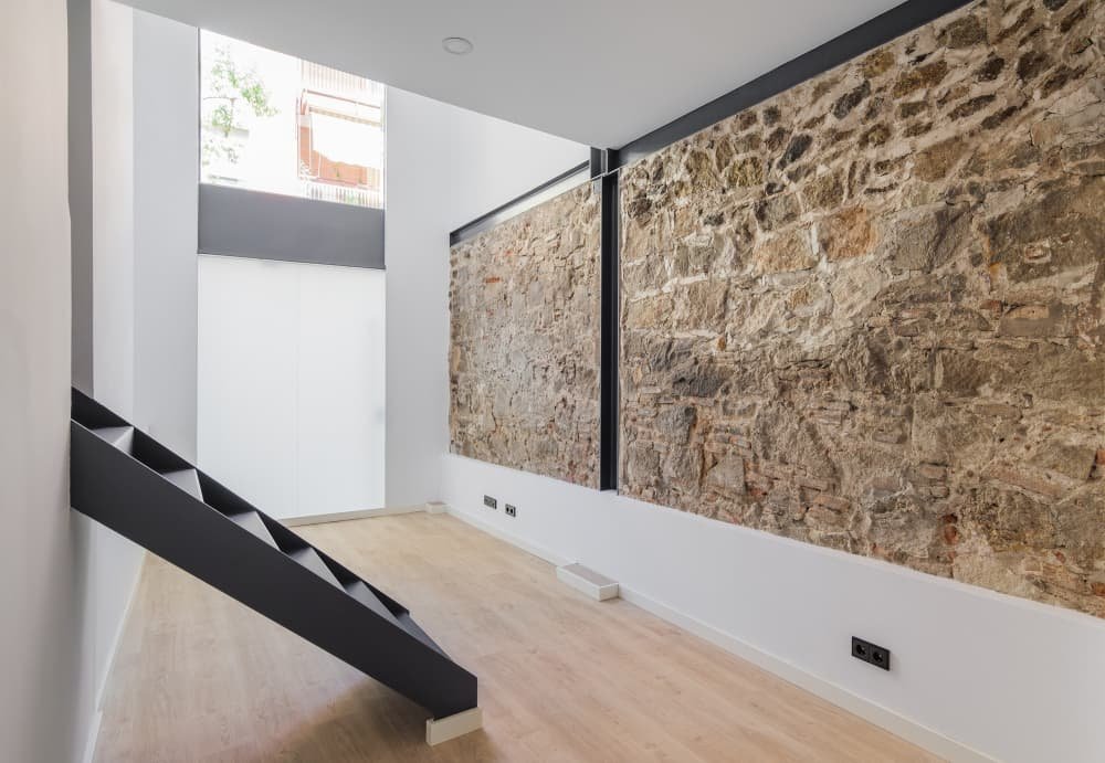 Intérieur d'une pièce rénovée vide dans un appartement