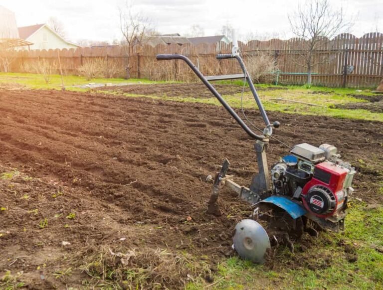 Un homme travaille la terre dans le jardin