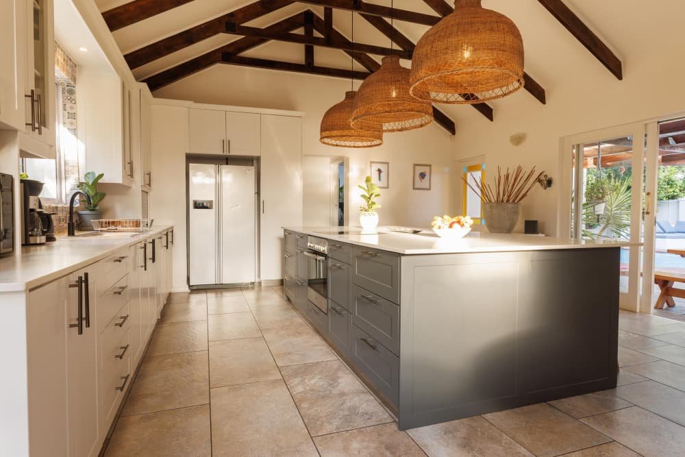 Vue générale de la cuisine moderne avec comptoir