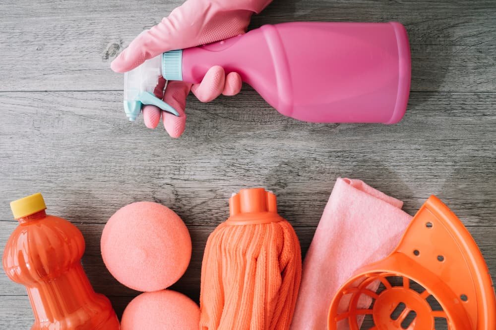 Objets de nettoyage rouges et roses