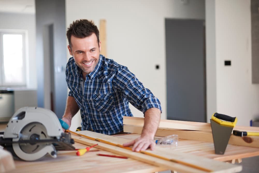 Un charpentier travaillant dans une maison
