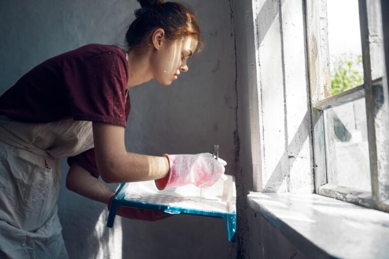 Vue latérale femme travaillant a la maison