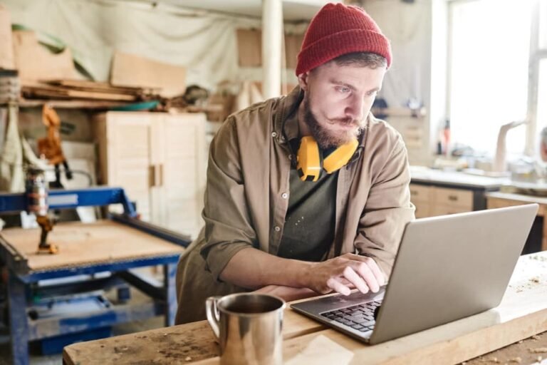 Artisan utilisant son ordinateur