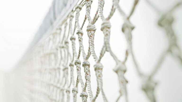 Filet blanc avec des nœuds