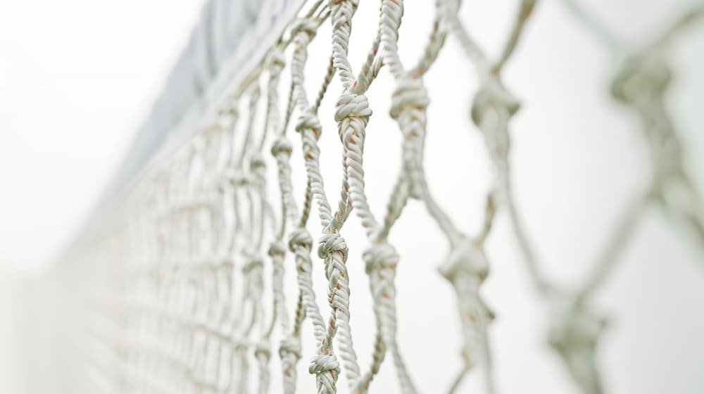 Filet blanc avec des nœuds