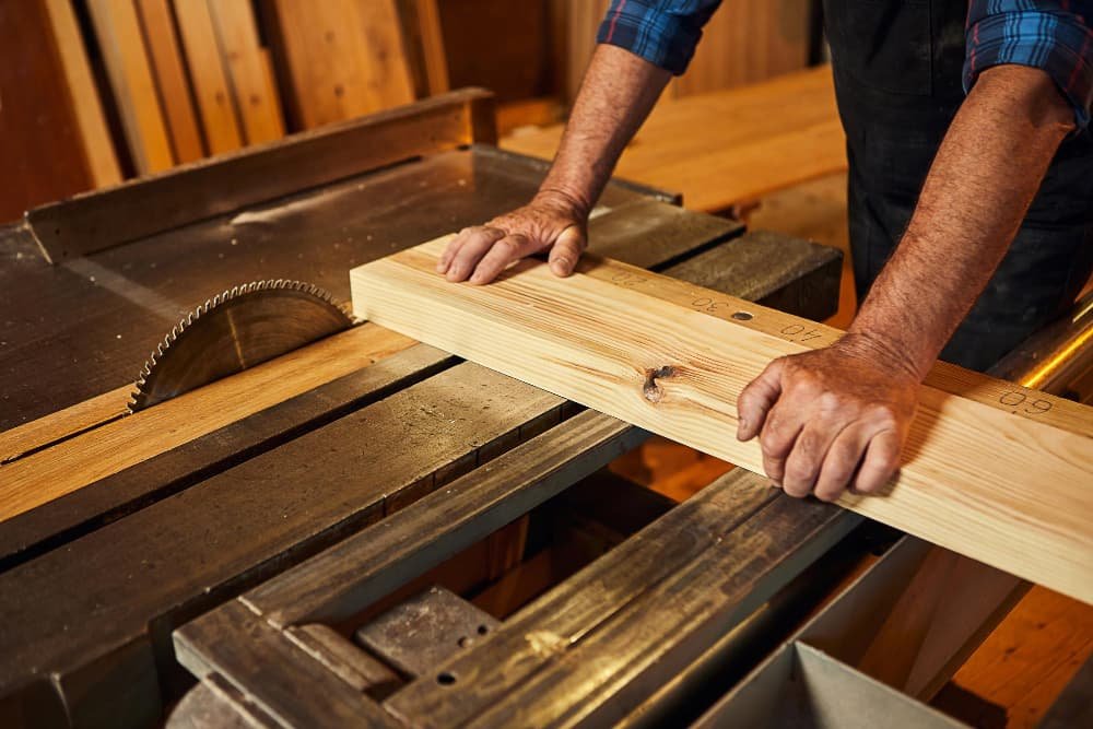 Gros plan table de coupe de bois
