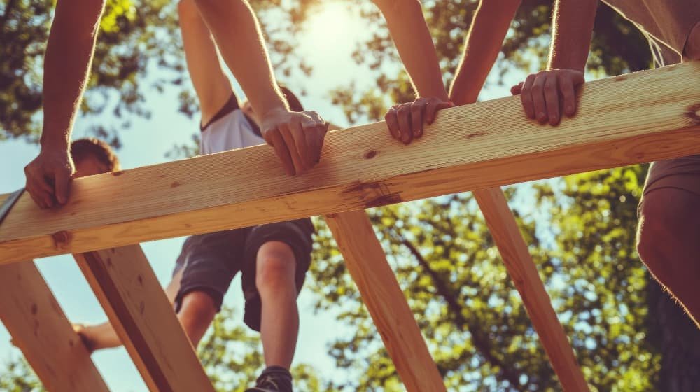 Le travail équipe construit une structure en bois