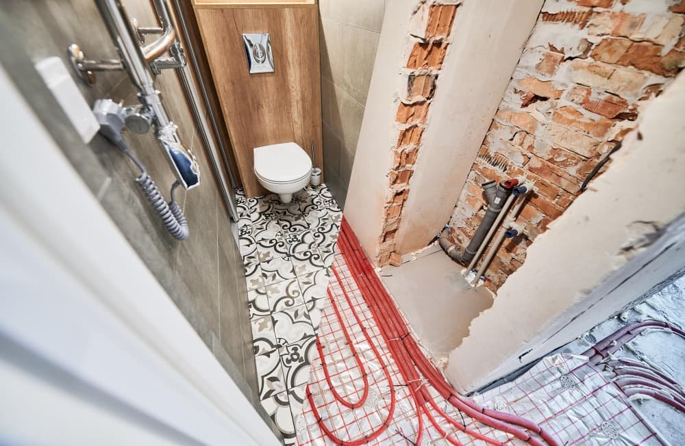 Salle de toilette au sol chauffé avant et après la rénovation