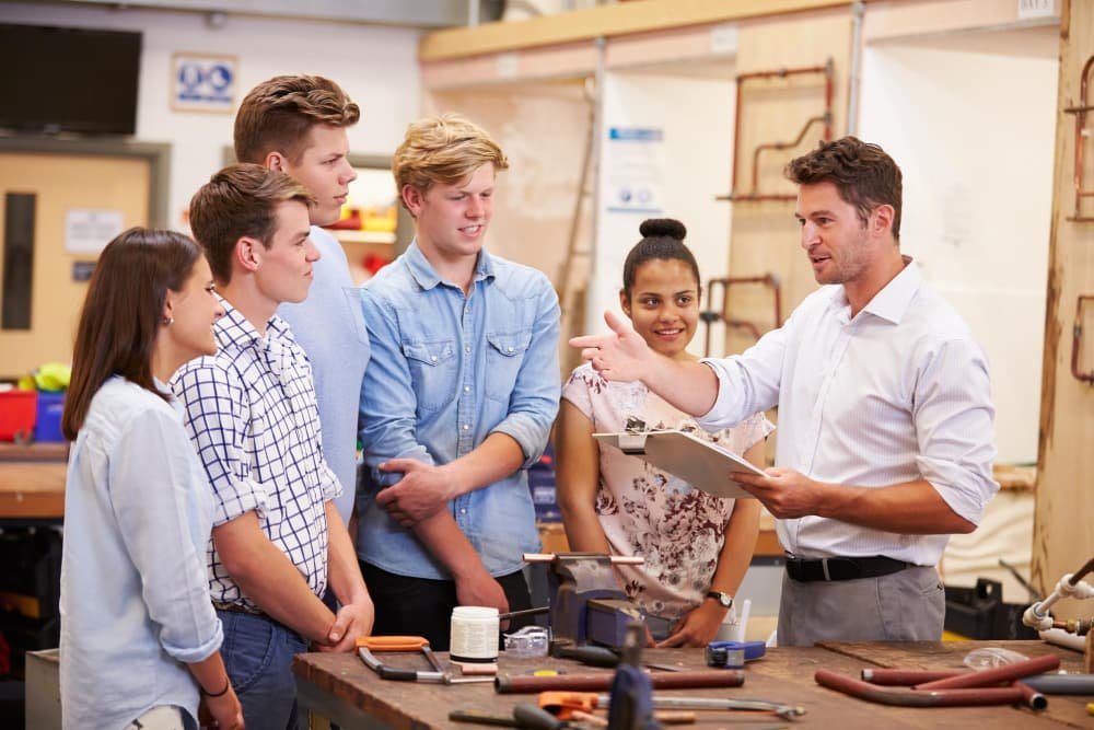 N professeur aide des étudiants à bricoler