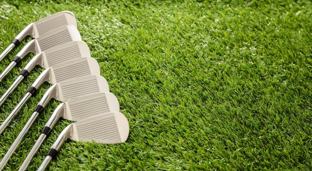 Des bâtons de golf sur un parcours