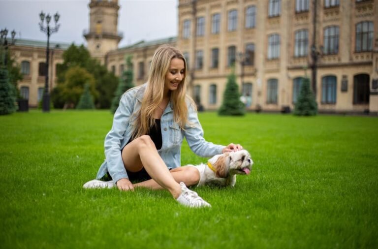 Jeune fille sur le gazon avec son chien
