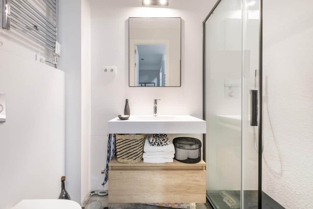 Salle de bain avec cabine de douche