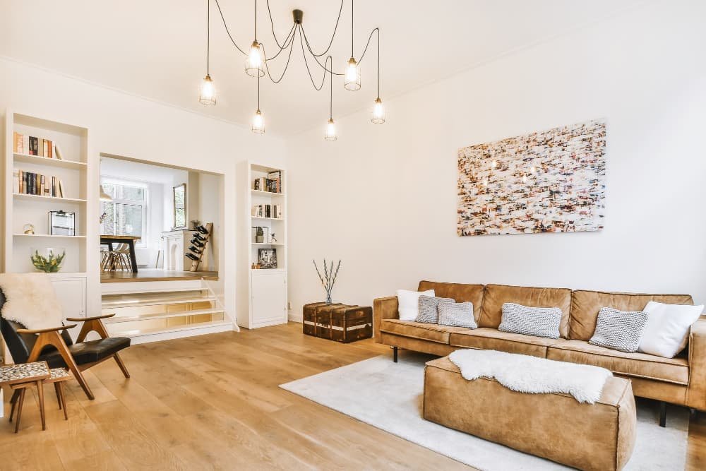 Un salon lumineux dans une maison