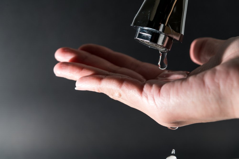 Goutte eau sur le robinet