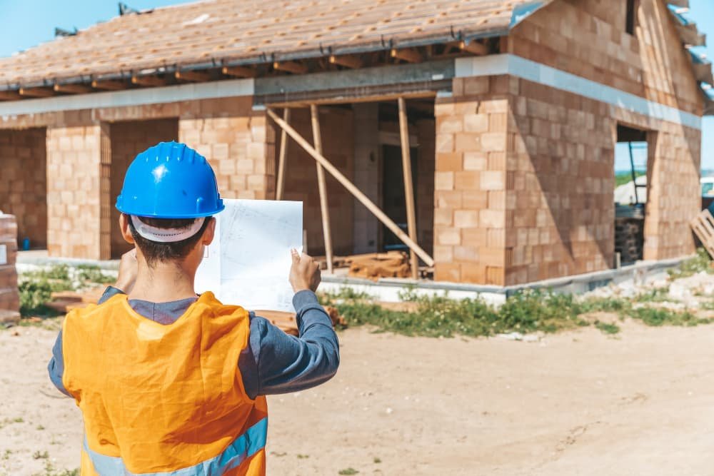 Le directeur des travaux inspecte le projet