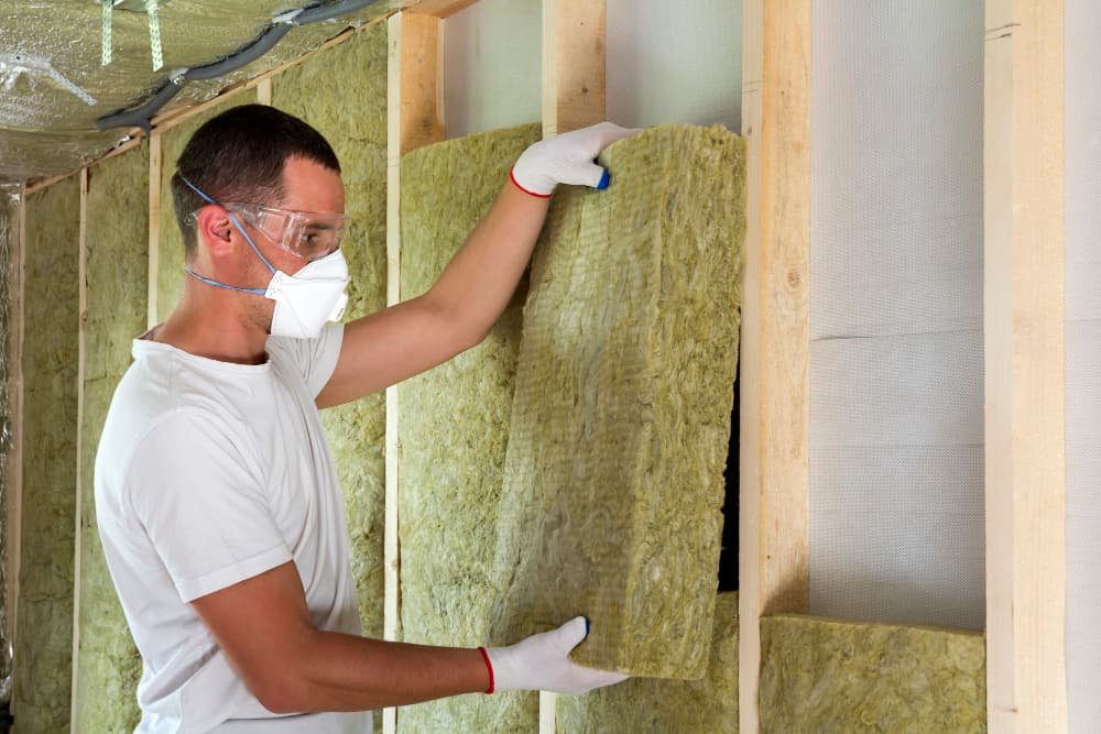 Travailleur en lunettes de protection et respirateur isolant