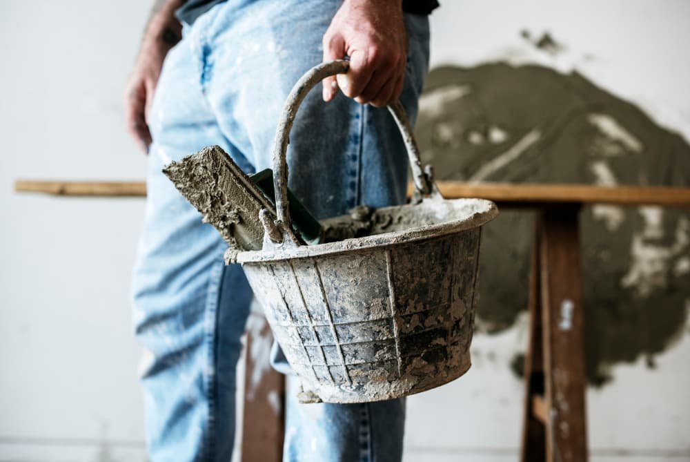 Bricoleur tenant un panier de ciment pour la construction