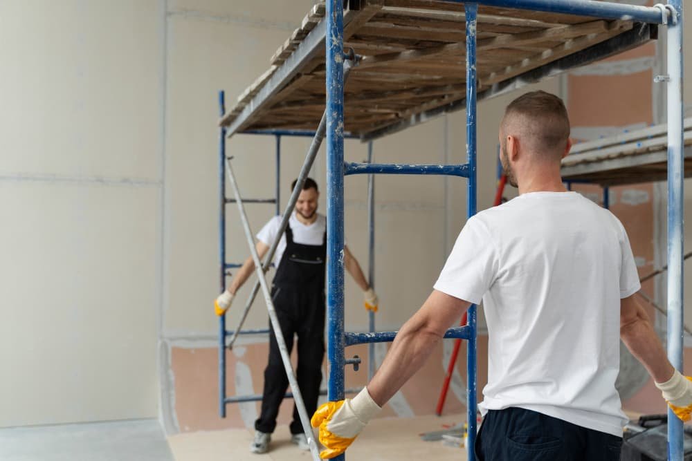 Hommes travaillant ensemble sur un chantier