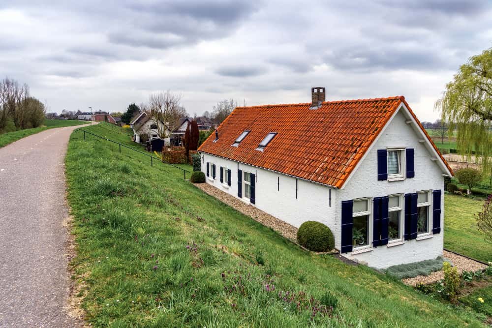 Maisons derrière les digues près de Sleeuwijk