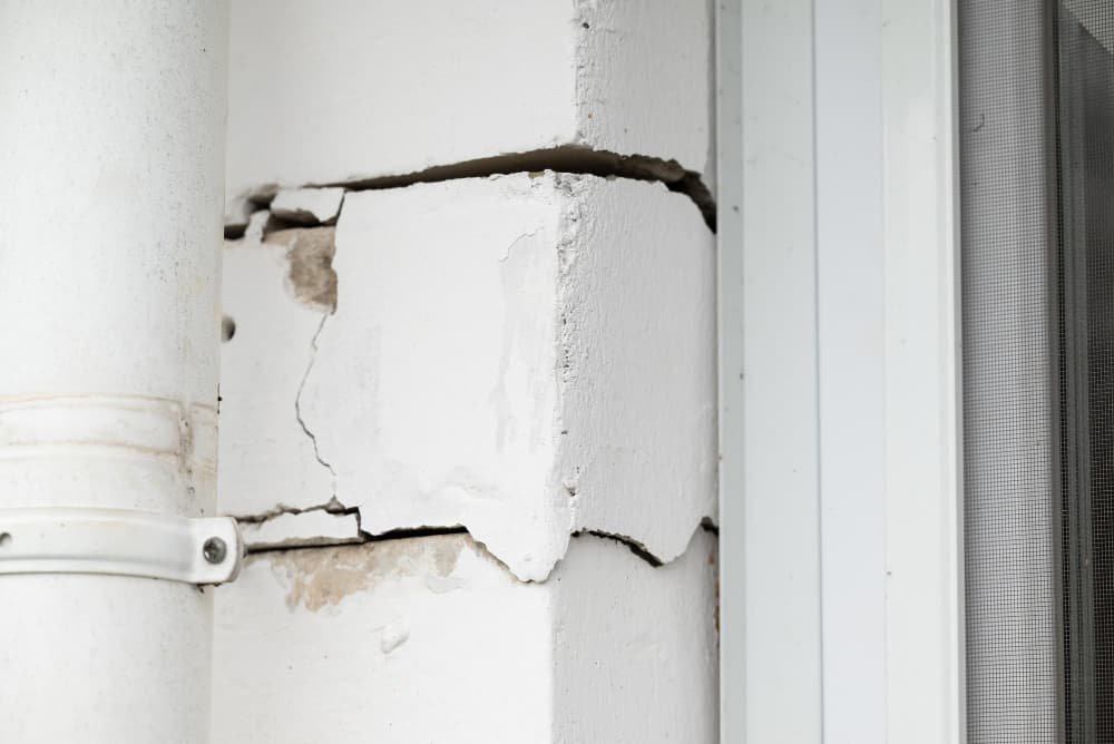 Mur de brique une maison avec des fissures