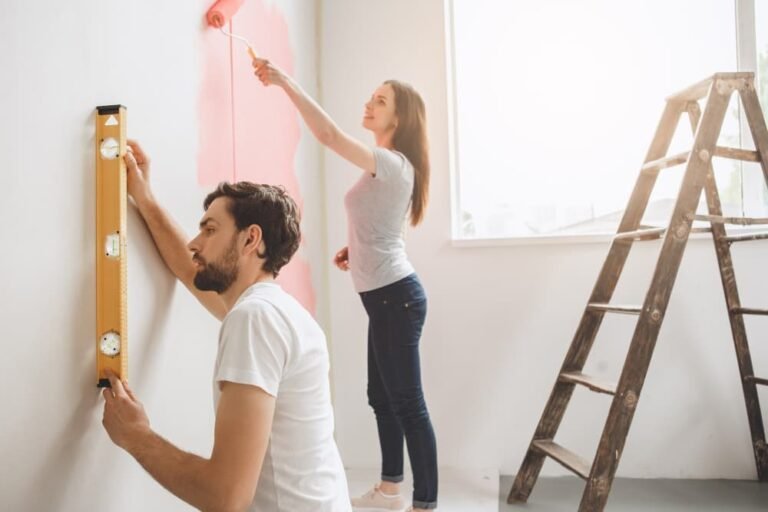 Un jeune couple fait des réparations dans un appartement