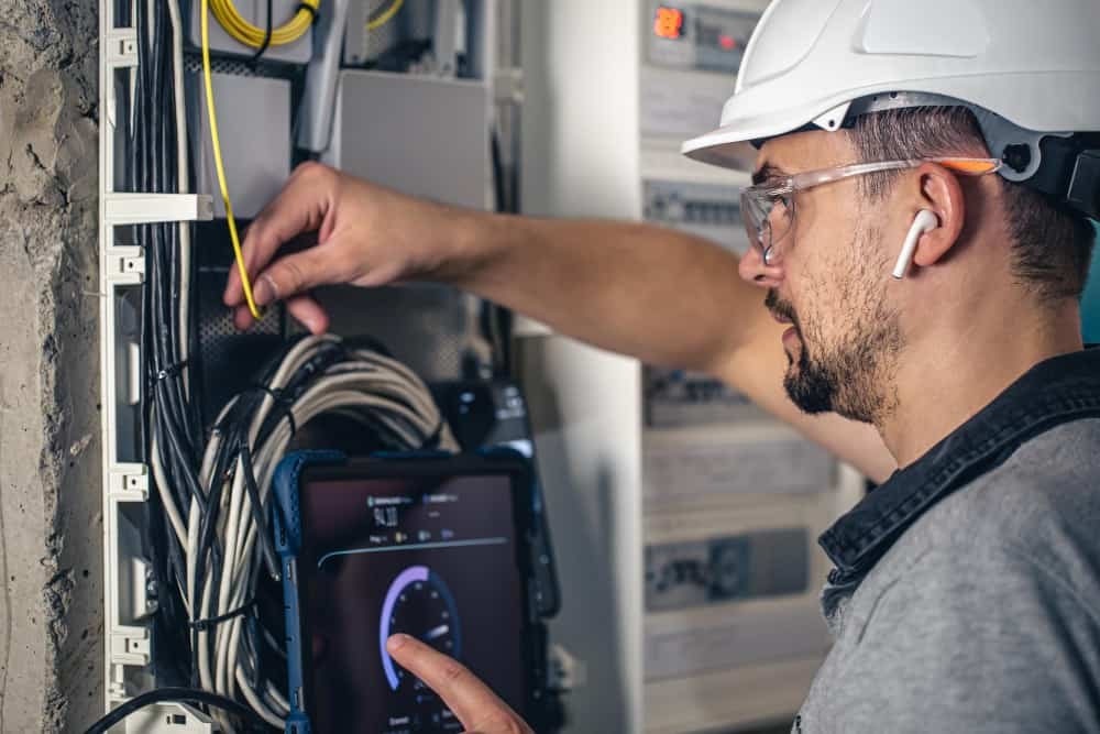 Technicien électrique travaillant dans un central
