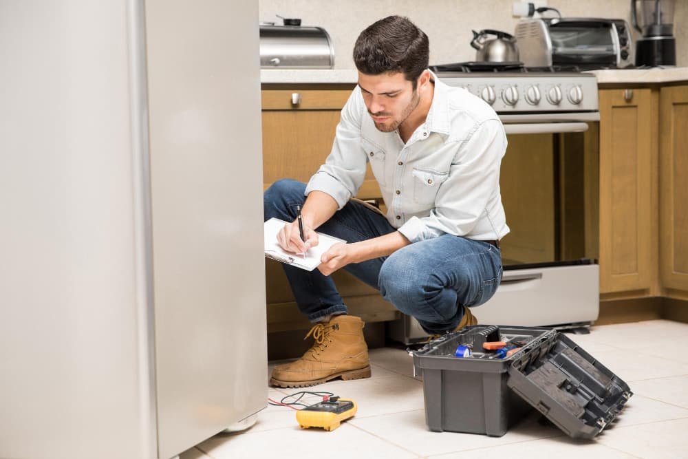 Technicien faisant un rapport de travail
