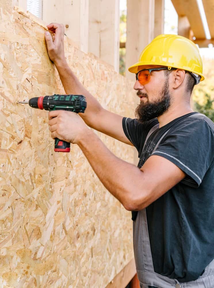 Artisan travaille OSB