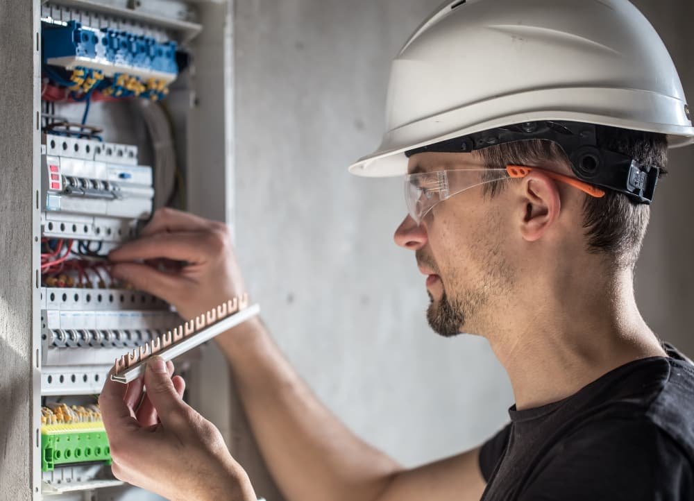 Homme, technicien électricien